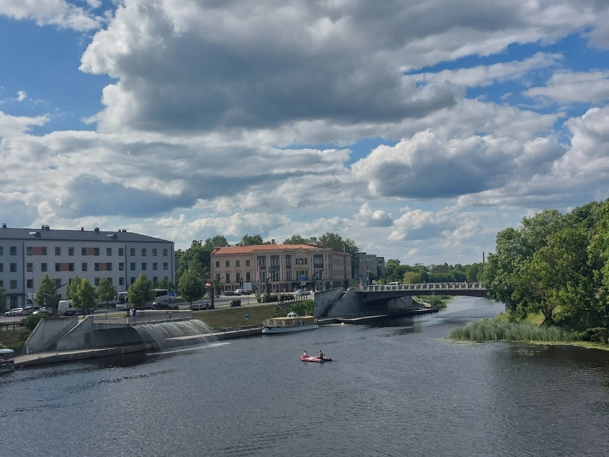 Pirmdien daudzviet līs; gaiss iesils līdz +26 grādiem