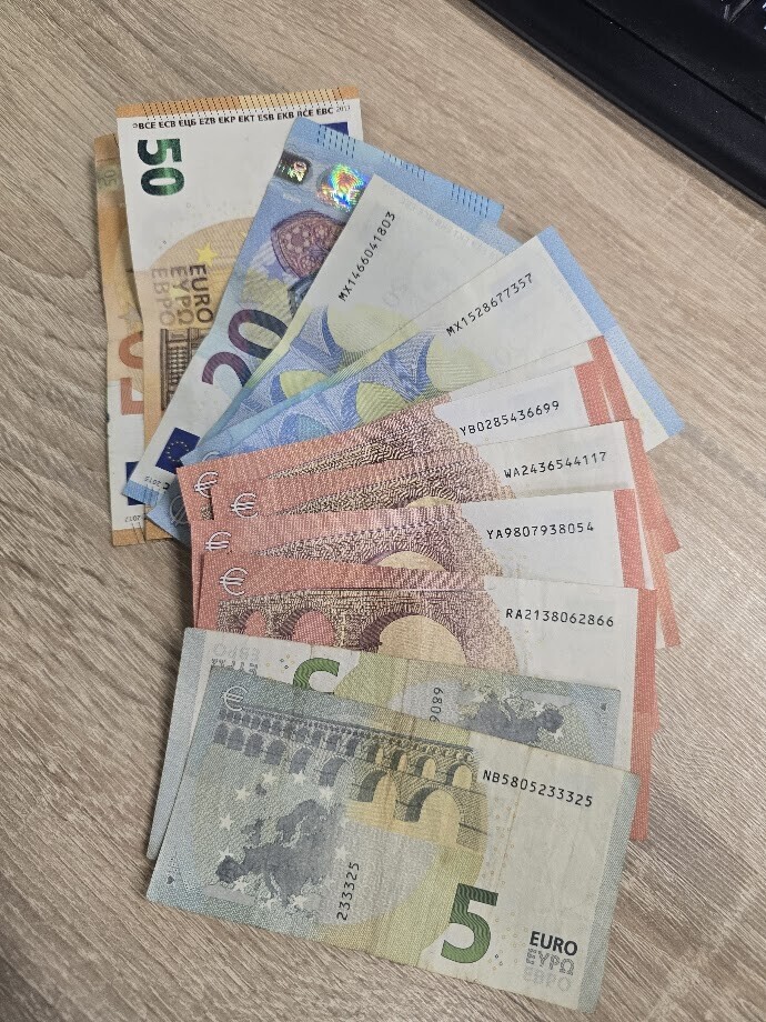 Sieviete, uzticoties gaišreģei, zaudē vairāk nekā 1800 eiro